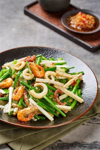  p>小炒皇是客家传统名菜,属闽菜系,是福建小吃中的代表,其味道鲜美