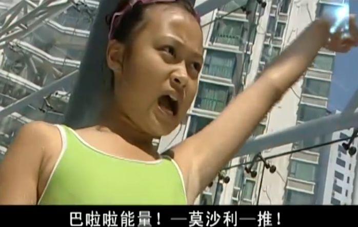 严莉莉和凌美琪是一对小冤家,两人经常做对.