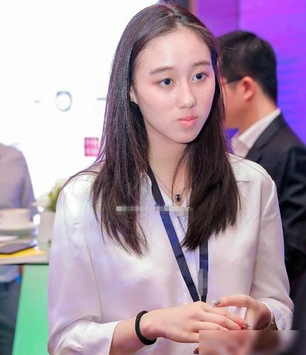 何猷君真资深妹控,陪妹妹去聚会还送戒指,何超欣被搂得一脸无奈