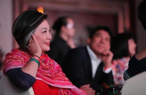 丛珊太会穿了,服饰是红色搭配紫色,这么穿搭还挺有