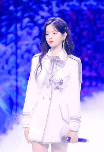 杨超越吃席上两个热搜坦言吃席比红毯紧张却引网友质疑