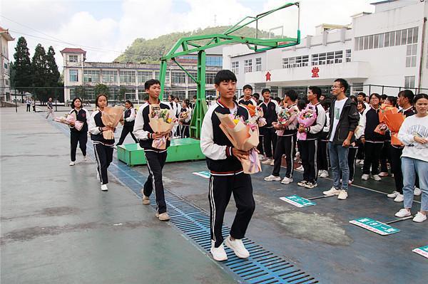 晴隆民族中学高一年级部庆祝第37个教师节