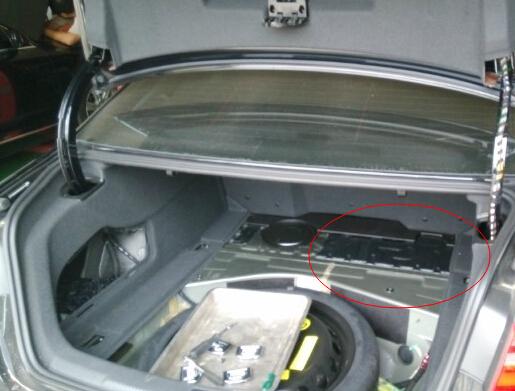 车子 奥迪a6的电瓶在哪里?