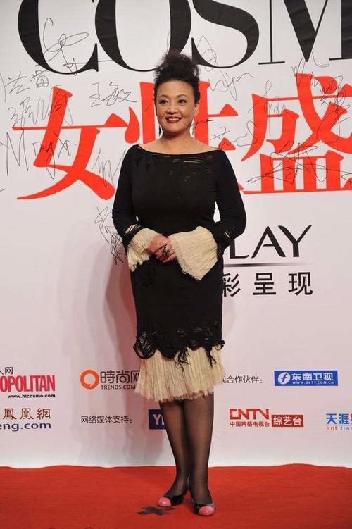 原创张兰的长相不输明星们,还打扮的年轻,看不出是62岁的老奶奶!