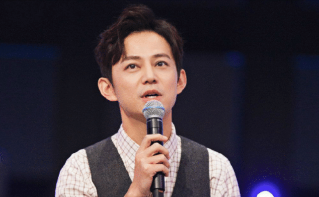 何炅妻子王菁正面照被曝光与何炅一同出机场力破感情不和传闻