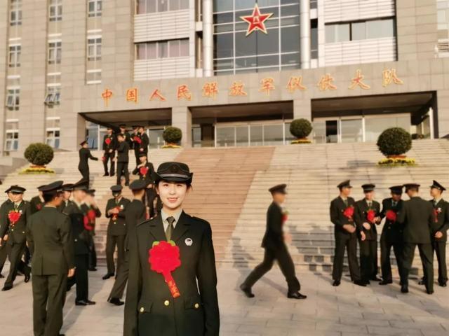 四川女学霸入选三军仪仗队,退伍后又登