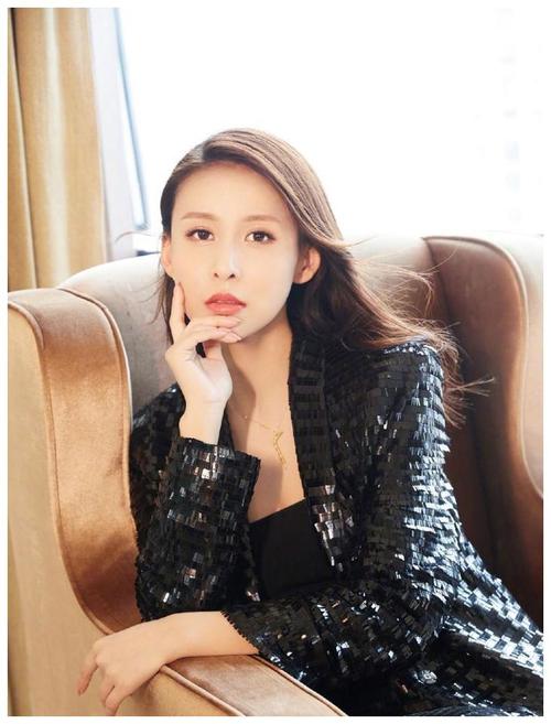 正文   前段时间贾青参加了爆款节目《乘风破浪的姐姐》,因为本来就有