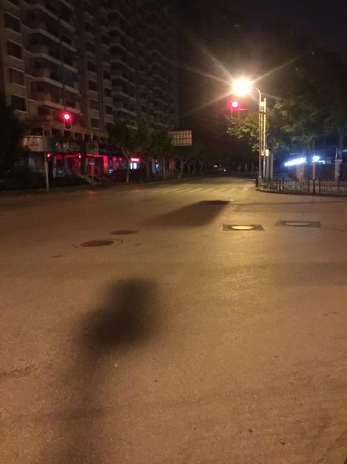 这是那一天晚上,后来回家在路口打车照的,最希望的是这一刻,可以把你