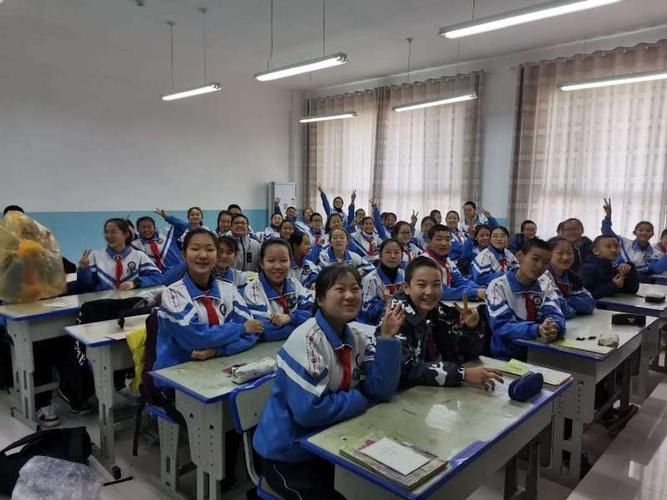 《共抗疫情,爱国力行》哈密市第五中学 七年级15班 主题班会