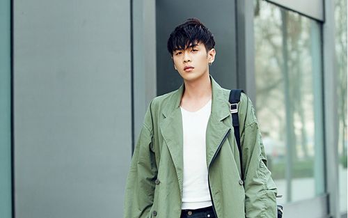 街拍帅哥张若昀高清电脑壁纸