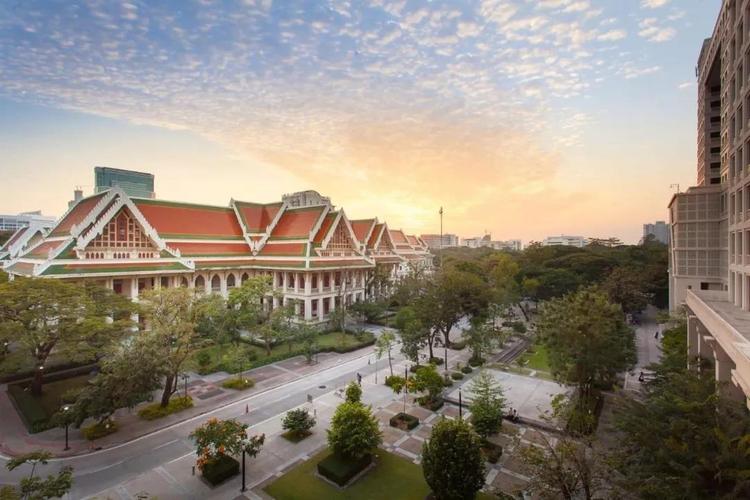 第二名:泰国国立法政大学thammasat