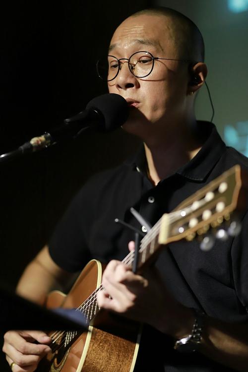 【摄影】在山竹来临之前,我们聆听了"人声低音炮"诗人赵鹏的吟唱