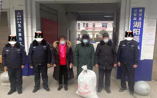 近日,唐河县公安局湖阳派出所民警在走访排查时,发现一名步行的老人