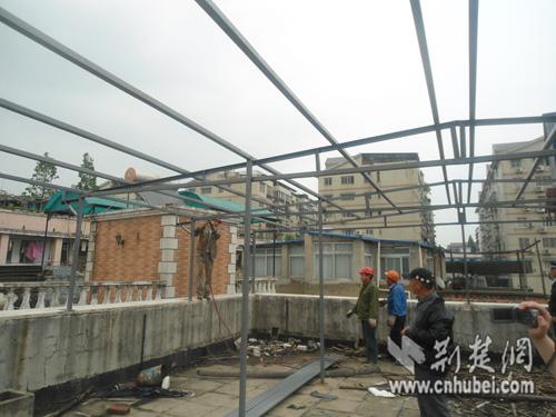 三楼阳光房的架子已经搭好,只需安装好棚子和其他的材料就可以