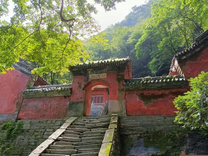 (武当山上的朝天宫,门口的简介说上了这个台阶就进入天界了哈哈)