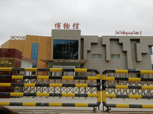 博物馆旁边的"玛纳斯"雕像