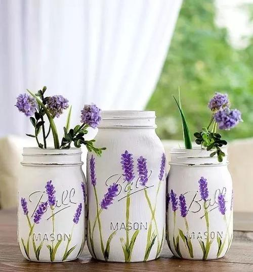 04  彩绘花瓶 材料和工具:玻璃瓶,丙烯颜料,画笔 根据花的样子,在