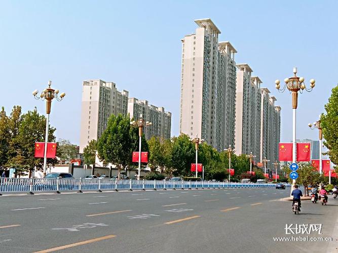 石家庄裕华路两侧挂满五星红旗.长城新媒体见习记者高航摄