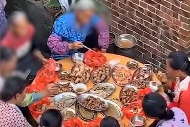 广西一农村吃席遇大妈"闪电"手,上菜分抢装袋,酒席变打包现场