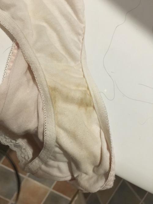 孕早期,内裤出现浅色分泌物,孕酮,hcg之前测过挺正常的.帮忙看看,急