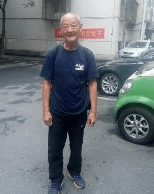 76岁大爷花3800元穷游中国18个城市, 比年轻人还会玩