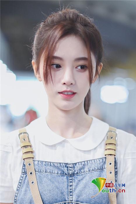 鞠婧祎高扎马尾 穿娃娃领衬衣搭背带裤乖巧甜美