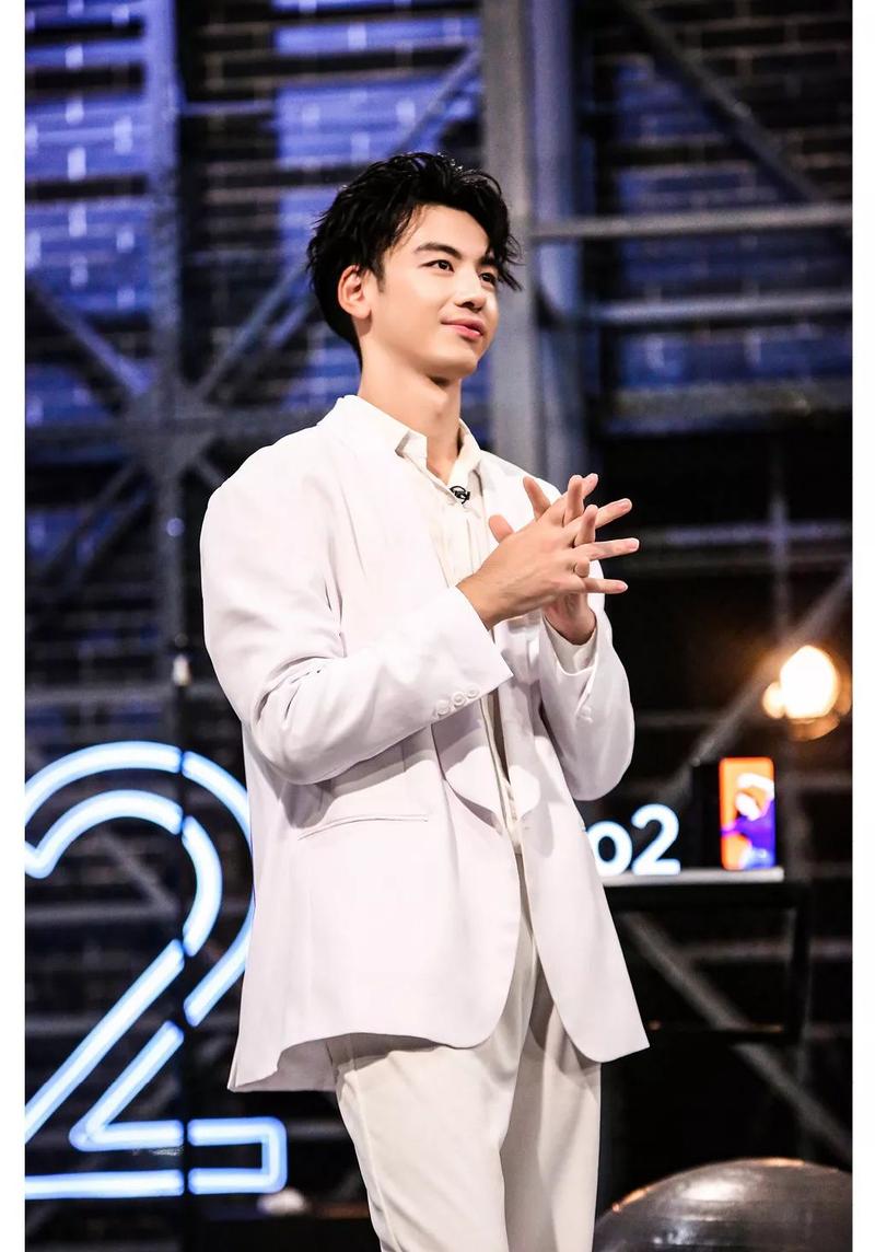 舞功炸裂刘迦我其实是一个挺内向挺害羞的人