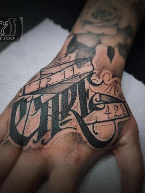 手背花体字幸运7纹身