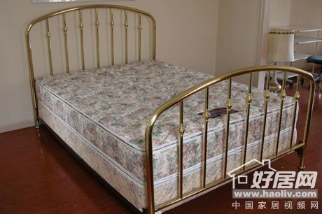 铜质床架:铜床一般在表面做一层保护膜,以免氧化变黑.