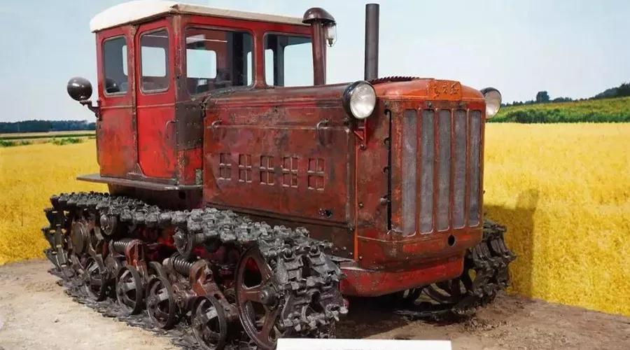 候选新闻12:东方红-54型履带拖拉机亮相新中国成立70周年成就展