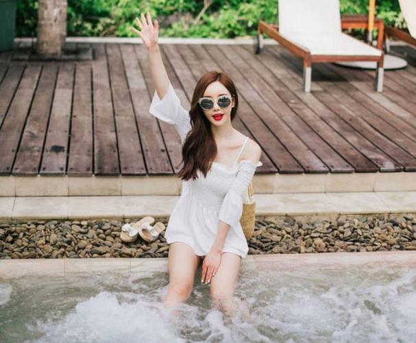 风韵优雅的比基尼泳衣美女,塑造曼妙身材,散发十足女人味!