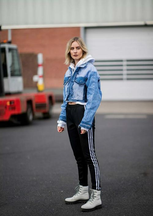 搭配上黑色条纹运动裤和白色马丁靴,非常美式街头风的一套搭配.