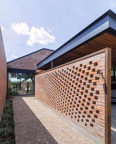 想必这种造型的墙面大家很少看见了,由简单的红砖 水泥砌筑而成