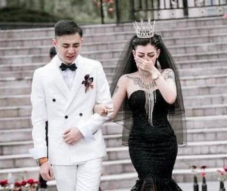 从前是抖音美丽老婆,穿黑婚纱让无数人嫉妒,可现在却判若两人