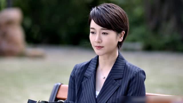 左小青的短发壮更显女人味儿,配上正装气质更符"女神"