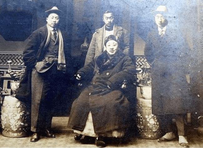 青帮大佬黄金荣扫大街照片的来历晚景如何