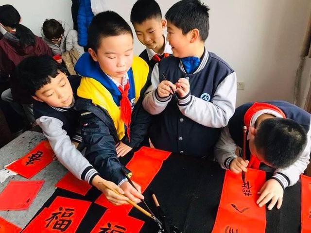 写福字剪窗花,小学生自己动手感受年味