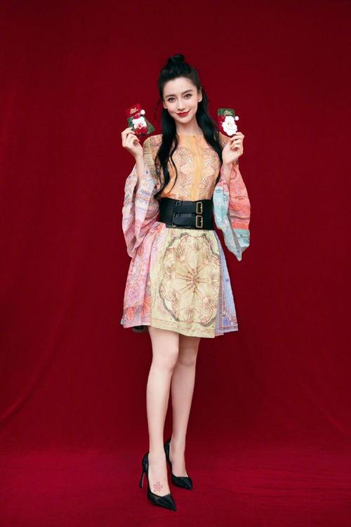 杨颖万花筒长裙半扎丸子头