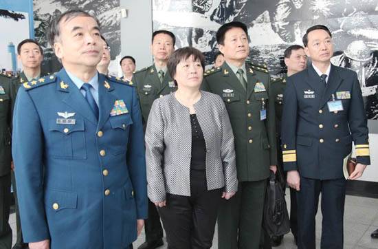 资料图:国防大学政委刘亚洲(左一)莅海考察.