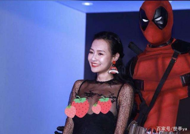 性感女星王思佳出席活动,遭媒体窃喜疯狂拍摄,看到