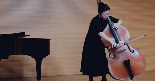 我院研究生于斯瑞在2019年"英国国际低音提琴大赛"中荣获青年组二等奖