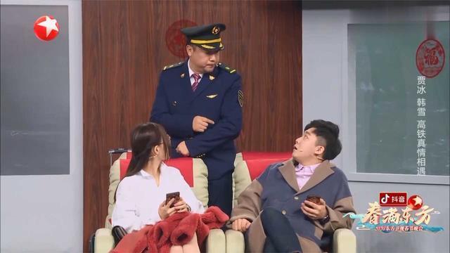 春晚:贾冰,韩雪爆笑小品《爱在路上》,高铁上真情相遇!