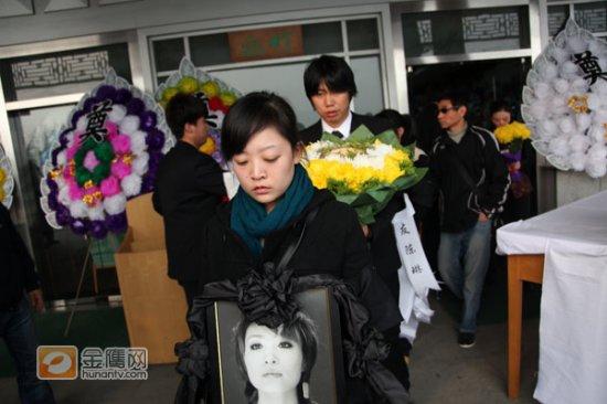 陈琳11月6日出殡,老公泪别亡妻前夫沈永革缺席