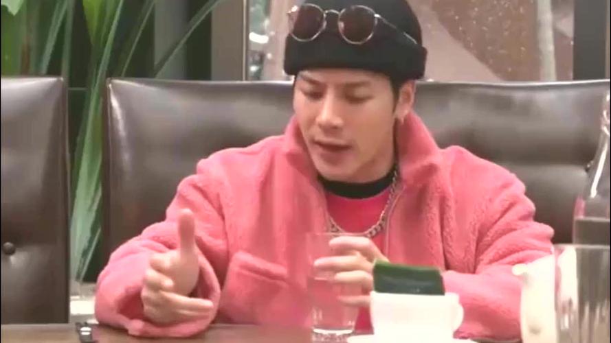 王嘉尔被偶遇亲切签名,高价转卖行为遭粉丝怒斥