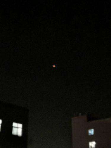 我在7月14号凌晨五点钟在西南方向的天空看到了一颗很