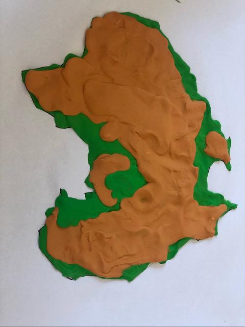 接下来,观察澳大利亚地形图,用浅棕色彩泥做出山地