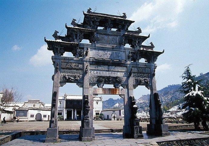 村落中的经典徽派古建筑值得欣赏,牌楼更是参观的重点_胡文光牌坊"的