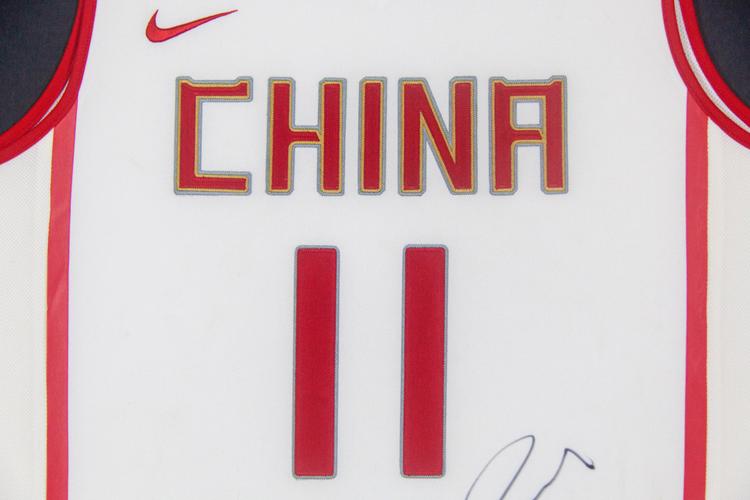 易建联#国家队#签名球衣相框装裱收藏分享_相框_深圳市艺池工坊文化