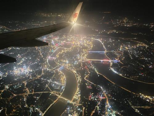 重庆的夜景真的很美啊,昨天随手在飞机上拍的
