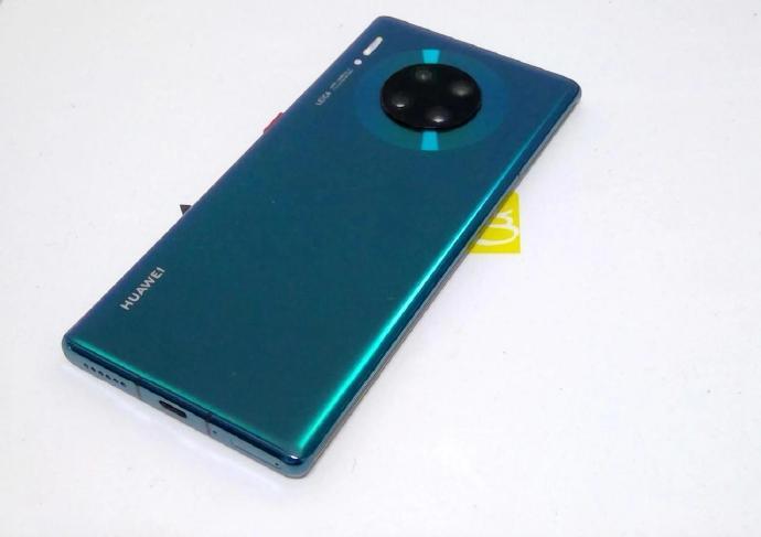 我觉得华为mate30pro瀑布屏比较好看嘛  用了一年的华为mate30pro5g